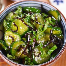 夏の涼しい簡単副菜🎐きゅうりと大葉の塩昆布和え😋🥒