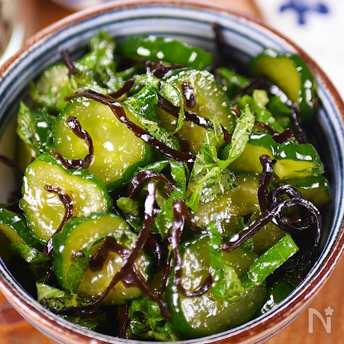 夏の涼しい簡単副菜🎐きゅうりと大葉の塩昆布和え😋🥒