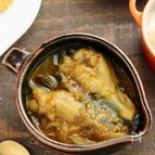 「鶏手羽元のバターチキンカレー」バジルソース添え