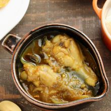 「鶏手羽元のバターチキンカレー」バジルソース添え
