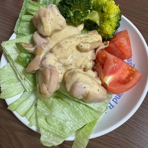 ミナの作ってみた!投稿(マヨポンで簡単♪こんがりチキンのシーザー風サラダ)