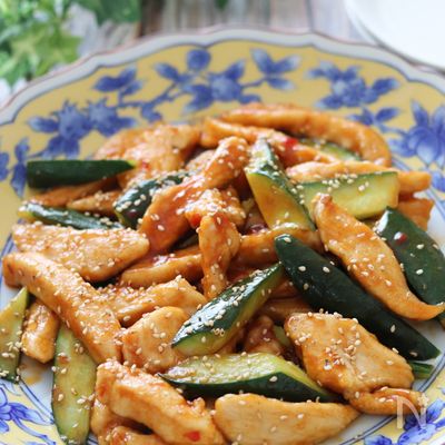 ヘルシー食材でコクもあり大満足♡鶏むね肉と胡瓜の韓国風炒め