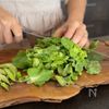 生がおいしい【菜の花のペペロンサラダ】の下準備