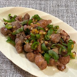 楽ラク手抜キッチン🐶🐾の作ってみた!投稿(塩だけでおいしい！【砂肝とピーマンのにんにく塩炒め】)