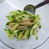 レンジで簡単「鶏ささみ肉ときゅうりのゴマ酢和え」の工程4
