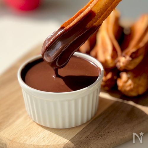 揚げないのにカリッ!おうちで作るチュロス&チョコソース