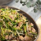 【箸が止まらない！】豆苗とひき肉のオイスター炒め
