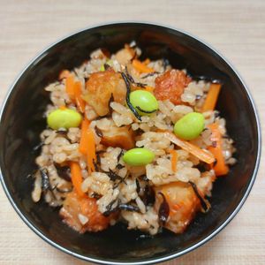 よっこの作ってみた!投稿(【さつま揚げとひじきの炊き込みご飯】うま味たっぷり！)