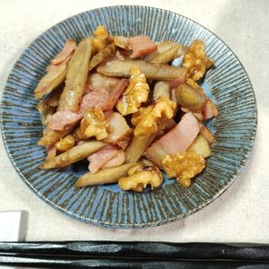 M＊Pの作ってみた!投稿(ビールが進むおつまみ♡ごぼうとベーコンの和風ガーリック炒め)