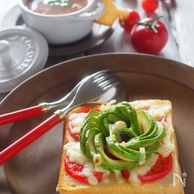 【アボカドで朝ごはん】トマト甘〜くアボカドとろけるトースト☆