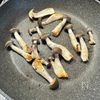 香ばしさ広がる 焼きしめじと小松菜のすまし汁の工程1