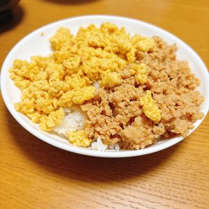 し☆の作ってみた!投稿(5分で絶品!【王道の鶏そぼろ丼】簡単・混ぜるだけ♡)