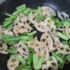ワンパンで簡単！【小松菜と蓮根のごま味噌炒め】ご飯が進むの工程2
