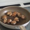 【夏野菜と鶏肉の焼き浸し】白だし活用で簡単♩冷やしても◎の工程2