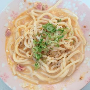 milkの作ってみた!投稿(レンチン1発！ズボラでも簡単「うどんで味噌カルボナーラ」)