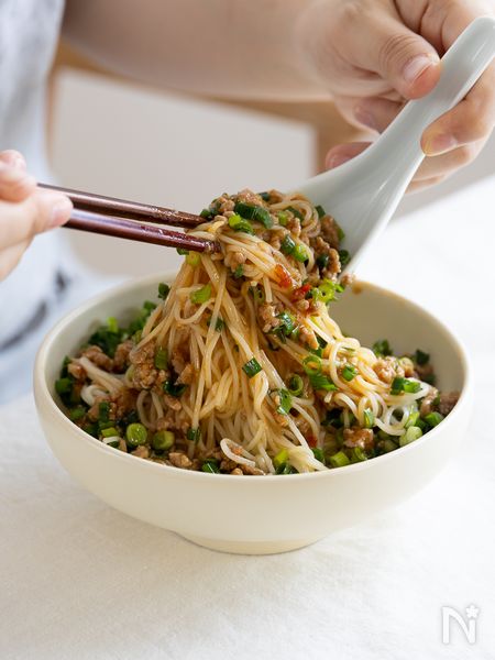 にらとねぎがたっぷり！そうめんで作るピリ辛肉味噌のあえ麺