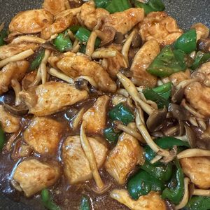あやぱーなの作ってみた!投稿(ワンパン10分！鶏むね肉ときのこの甘辛味噌炒め)