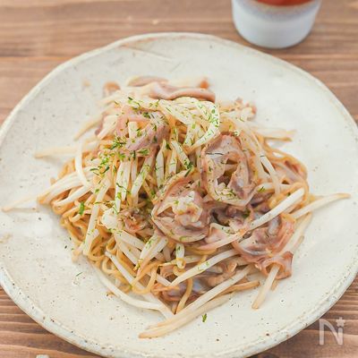 おつまみに♪豚なんこつともやしの焼きそば