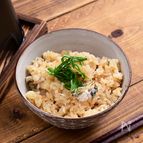郷土料理アレンジ「鮎めし風釜飯」