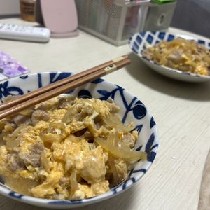 ちなの作ってみた!投稿(【10分で晩ごはん】ふわぁとろ♪汁だく♡豚こまの卵とじ丼)