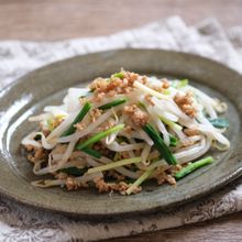 【旬の山菜おつまみ】行者にんにくともやしの鶏そぼろ和え