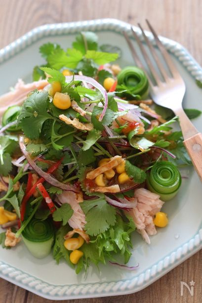 サラダチキンと春菊のエスニックサラダ