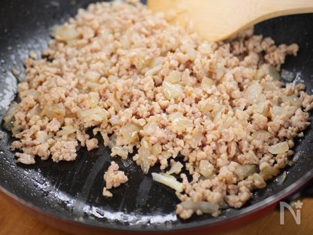 鶏ひき肉を加え、さらに炒める