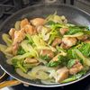 【鶏肉とセロリの白だし炒め】セロリ1本丸ごと使い切りの工程3