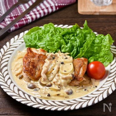 濃厚ソースが旨い！【きのこチーズクリームのチキンステーキ】