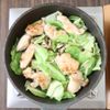 ワンパン10分！【鶏むね肉とキャベツのガリバタ炒め】の工程3