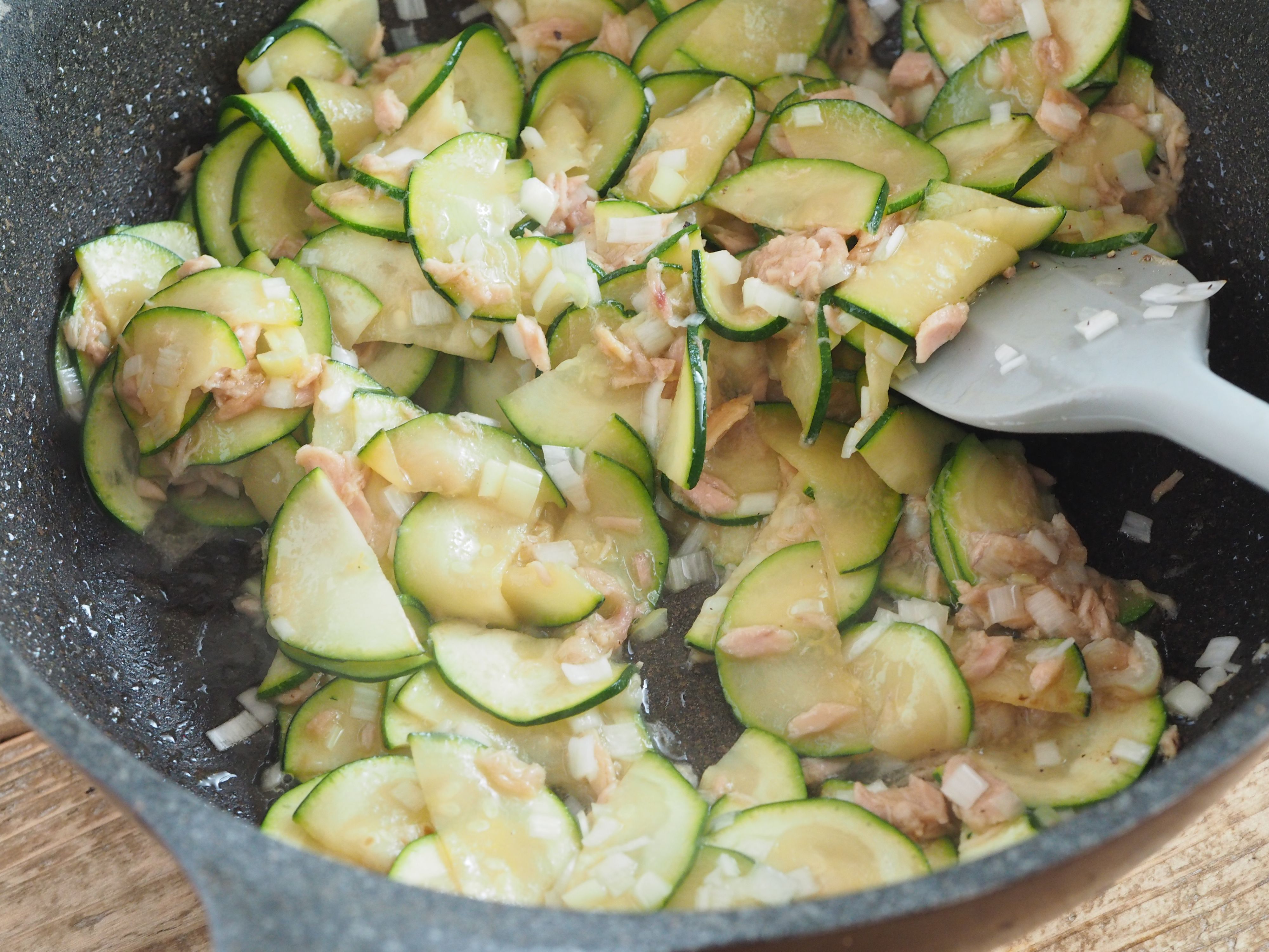 ずっき〜に 10分。ズッキーニとツナの旨ねぎ炒め【時短・簡単・大量消費
