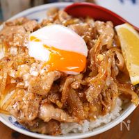【行列のできるどんぶり専門店】簡単なのに絶品!暑さに負けないスタミナ丼|愛と癒しを届けるキッチン🍀の「街角の味」をおうちで。 Vol.3