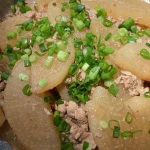 bo-zu3の作ってみた!投稿(ジュワ〜っと味しみ抜群♡『豚コマと大根の肉じゃが風煮』)