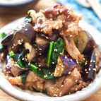 ご飯がもりもり進む！【茄子とほうれん草の豚こま甘酢炒め】