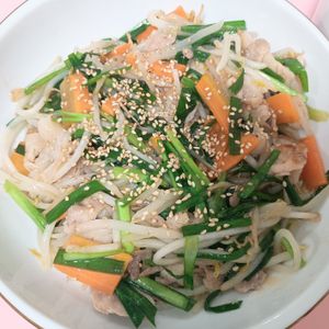 milkの作ってみた!投稿(【豚ニラもやしの中華炒め】定番おかず🥢✨残り野菜消費にも◎)