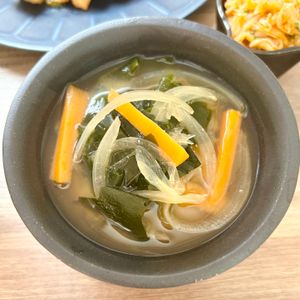 のりのり🐾🎀🤍の作ってみた!投稿(【わかめとにんじんと玉ねぎのお味噌汁】簡単！すぐ作れる♪)
