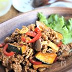 豚ひき肉とかぼちゃ、ブナシメジのカレー風味炒め