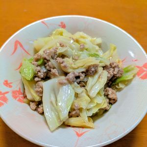 ゆきまる🐬🫧の作ってみた!投稿(【キャベツの肉味噌炒め】食材2つ♬︎ご飯が進むおかず♬︎)