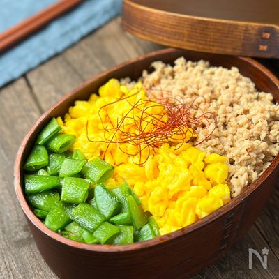 スナップえんどうと鶏そぼろの三色丼
