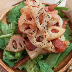 Yuukoの作ってみた!投稿(＊春菊と蓮根とベーコンのホットサラダ＊)