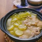 【食材3つだけ!】「簡単鍋レシピ3選」市販のつゆいらずで平日夜もラクうま!|編集部おすすめレシピ
