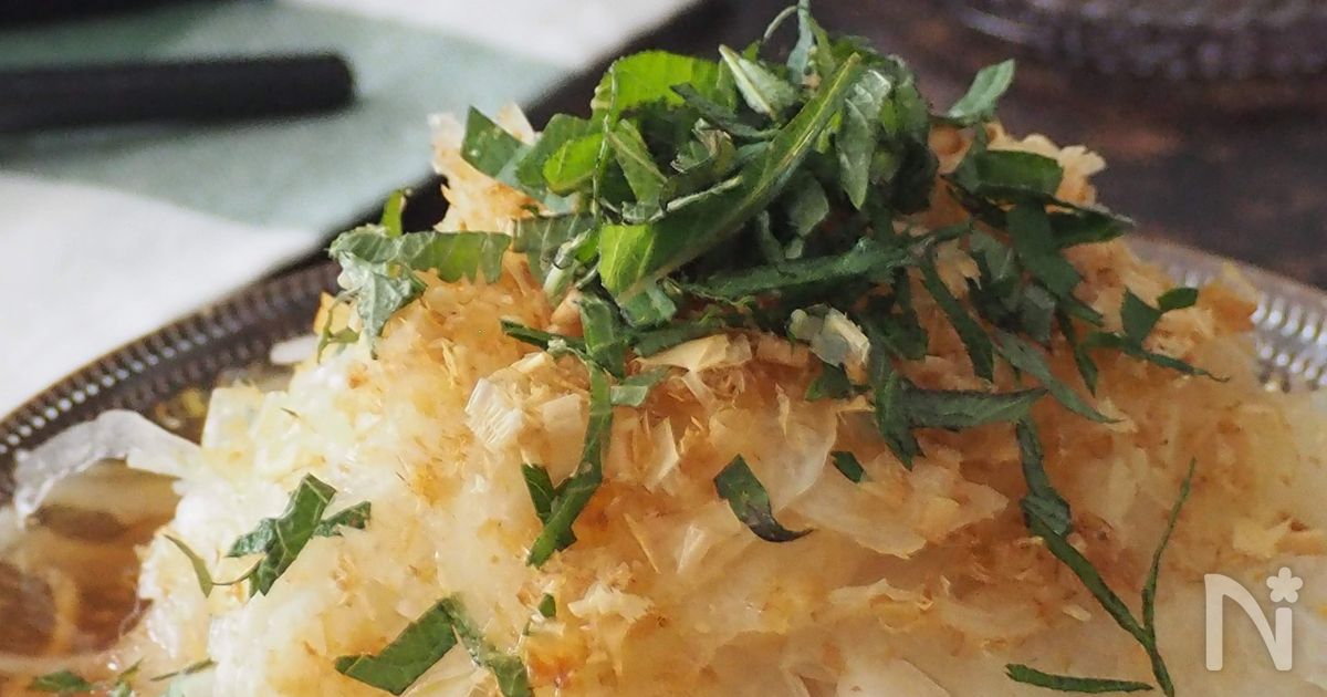 抱えて食べたい…！新玉ねぎスライスサラダ