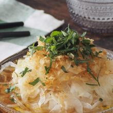 抱えて食べたい…!新玉ねぎスライスサラダ