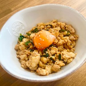 ゆかりの作ってみた!投稿(激うま5分♡ご飯進む『鶏ひき肉の旨辛味噌丼』男子ウケ抜群♪)