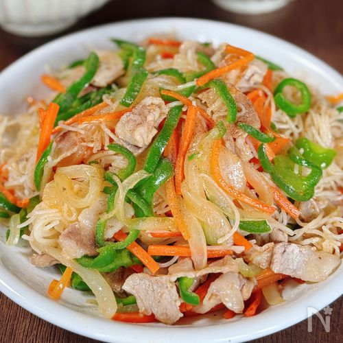【豚肉と具沢山野菜の焼きビーフン】たっぷり野菜で食べ応え◎