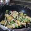 旨味たっぷり♪【厚揚げときゅうりときのこの旨だれ炒め】の工程3