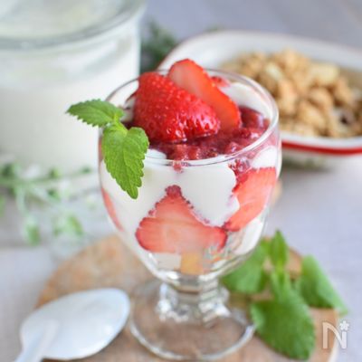 苺のレアチーズケーキ風ヨーグルトパフェ
