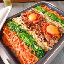 ＼レンジ調理ナムルで／ホットプレートで熱々おこげのビビンバ