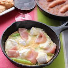 （おうちキャンプ飯）カマンベールと生ハムのオープンオムレツ