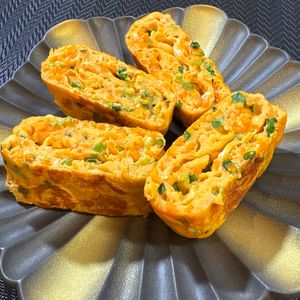 楽ラク手抜キッチン🐶🐾の作ってみた!投稿(【にんじんと小ねぎの卵焼き】彩り&食感UP！お弁当や副菜に◎)